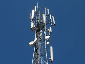 برج اتصالات مُزوّد بعدد كبير من الهوائيات وأجهزة الإرسال والاستقبال - المصدر: بلومبرغ
