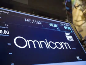 شعار "أومنيكوم غروب" على شاشة قبل بدء التداول في قاعة بورصة نيويورك، الولايات المتحدة، بتاريخ 29 يوليو 2013 - بلومبرغ