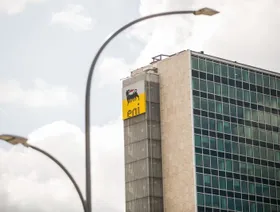 شعار شركة "إيني" على مبناها الرئيسي في العاصمة الإيطالية روما - المصدر: بلومبرغ