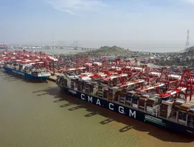 تكدس ناقلات السلع بموانئ الصين مع بدء فرض الرسوم المتبادلة