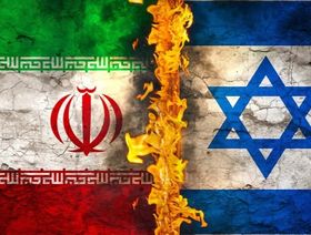 صورة تعبيرية للعلمين الإسرائيلي والإيراني - رويترز 
