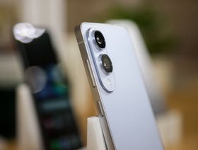 عرض هاتف "سامسونغ Galaxy S25 Edge" في صالة عرض "سامسونغ" - بلومبرغ