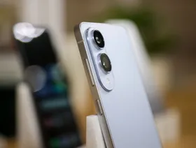 \"سامسونغ\" تكشف النقاب عن هاتفها النحيف بسعر 1099 دولاراً