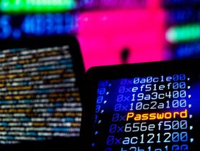 شاشة تعرض بيانات مشفّرة مع تسليط الضوء على كلمة "Password"، في إشارة إلى اختراق كلمات المرور. - المصدر: بلومبرغ