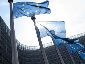 أعلام الاتحاد الأوروبي ترفرف خارج مبنى بيرلايمونت قبل قمة قادة الاتحاد الأوروبي في بروكسل، بلجيكا، يوم الأربعاء، 10 أبريل 2019. - المصدر: بلومبرغ