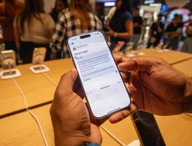 أحد المستخدمين يقوم بتجربة تقنية الذكاء الاصطناعي الخاصة بـ"أبل" - بلومبرغ