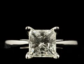 خاتم خطبة ماسي في معرض مجوهرات "زيلس" في نيويورك - المصدر: بلومبرغ