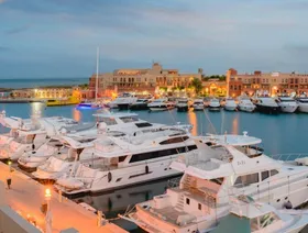 ميناء اليخوت بمدينة الجونة- شركة أوراسكوم للتنمية، مصر - المصدر: بلومبرغ