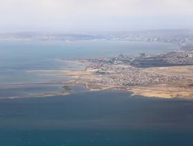 صورة جوية تظهر جانباً من بحر قزوين والعاصمة الأذربيجانية باكو - رويترز