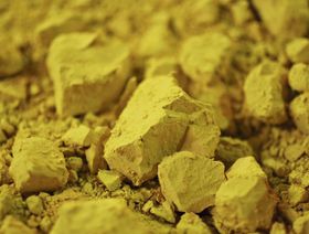 يورانيوم مكثف معد للاستخدام فيما يسمى اصطلاحاً بالكعكة الصفراء - المصدر: بلومبرغ