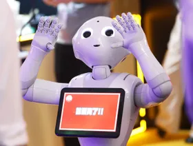 روبوت "بيبر" الشبيه بالبشر من إنتاج "سوفت بنك غروب" خلال مؤتمر "سوفت بنك وورلد" في طوكيو، 16 يوليو 2025 - بلومبرغ