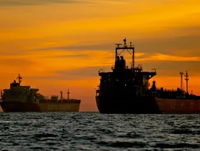 ناقلات نفط راسية على مقربة من ميناء لونغ بيتش بولاية كاليفورنيا الأميركية - المصدر: بلومبرغ