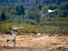 جندي يطلق طائرة مسيّرة في ميدان عسكري بالقرب من بلدة أوسيبوفيتشي، جنوب شرق مينسك، بيلاروسيا، 25 سبتمبر 2013 - رويترز
