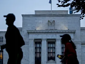 الاحتياطي الفيدرالي يرصد تباطؤاً متفاوتاً في الاقتصاد الأميركي