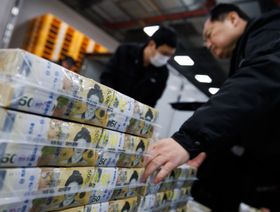أوراق نقدية من فئة 50 ألفاً من عملة الوون داخل مقر البنك المركزي لكوريا الجنوبية - بلومبرغ