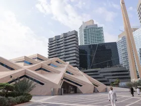 مشاة قرب المسجد الكبير في مركز الملك عبدالله المالي (كافد) في الرياض، السعودية، يوم 6 ديسمبر 2022 - المصدر: بلومبرغ