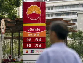 شعار شركة "بتروتشاينا" في محطة وقود في شنغهاي، الصين - المصدر: بلومبرغ