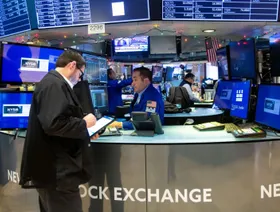 متعاملون في قاعة التداول في بورصة نيويورك، نيويورك، الولايات المتحدة، يوم الثلاثاء 3 يناير 2023 - المصدر: بلومبرغ