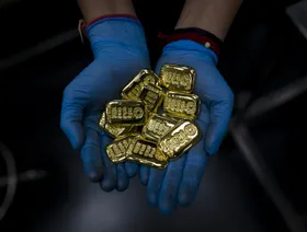 استطلاع: الذهب سيتفوق على الدولار كملاذ آمن إذا فاز ترمب بالرئاسة