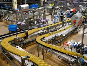 مشروبات بنكهة البرتقال على خط الإنتاج داخل أحد المصانع - المصدر: بلومبرغ