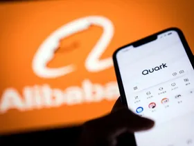 تطبيق "كوارك" للذكاء الاصطناعي من شركة "علي بابا" الصينية على شاشة هاتف ذكي - بلومبرغ