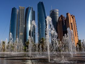 أبراج الاتحاد محاطة بالعقارات السكنية والتجارية في أبوظبي، الإمارات العربية المتحدة - المصدر: بلومبرغ