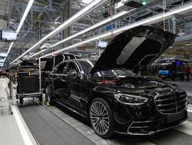 سيارة مرسيدس الفاخرة من طراز "S-Class" على خط التجميع النهائي بمصنع "فاكتوري 56" التابع للشركة، والذي تديره "دايملر" في مدينة سيندلفينغن، بألمانيا، بتاريخ 2 سبتمبر 2020 - الشرق/بلومبرغ