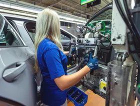 عاملة على أحد خطوط التجميع بمصنع سيارات في ألمانيا - بلومبرغ