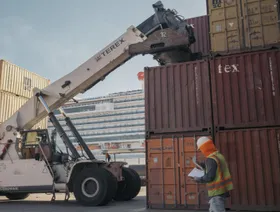 رافعة تحرك حاوية شحن في ميناء مازاتلان في مازاتلان، ولاية سينالوا، المكسيك - بلومبرغ