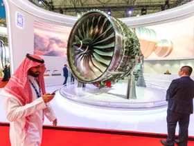محرك طائرة "رولز رويس ترينت إكس دبليو بي معروض في معرض دبي للطيران - المصدر: بلومبرغ
