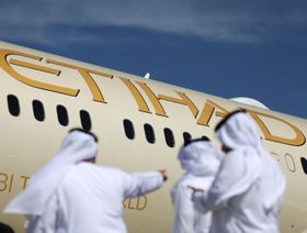 زوار بالقرب من طائرة ركاب تابعة للاتحاد للطيران خلال معرض دبي للطيران في 2023 - المصدر: بلومبرغ
