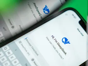 تطبيق "ديب سيك" على شاشة هاتف ذكي وانعكاسه - بلومبرغ