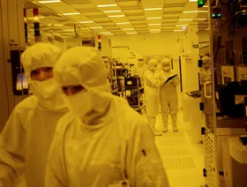 موظفون يعملون داخل مصنع للرقائق الإلكترونية - المصدر: بلومبرغ