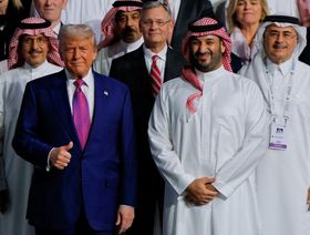 ولي العهد السعودي الأمير محمد بن سلمان والرئيس الأمريكي دونالد ترمب في صورة جماعية خلال منتدى الاستثمار السعودي الأميركي، في الرياض، المملكة العربية السعودية، 13 مايو 2025. - رويترز 