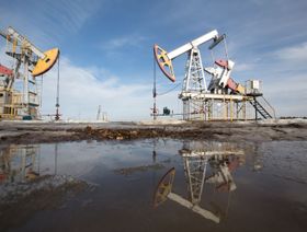رافعات ضخ النفط في أحد حقول النفط في روسيا - المصدر: بلومبرغ