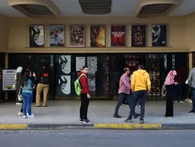 روّاد سينما يقفون أمام إحدى دور العرض بمنطقة وسط البلد في القاهرة، مصر - Getty Images