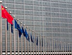 علم الصين يرفرف إلى جانب علم الاتحاد الأوروبي أمام مقر المفوضية الأوروبية في العاصمة البلجيكية بروكسل - المصدر: بلومبرغ