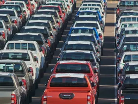 سيارات بيك أب وسيدان من إنتاج تويوتا خارج مصنعها في ديربان، جنوب أفريقيا. - بلومبرغ