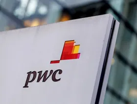 شعار شركة "برايس وترهاوس كوبرز" (PwC) يزين لوحة تسويقية للشركة - Getty Images