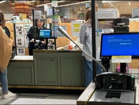 حاسبة تسجيل النقدية في محل بقالة تظهر شاشة زرقاء متأثرة بانقطاع الإنترنت في سيدني بأستراليا. 19 يوليو 2024 - رويترز