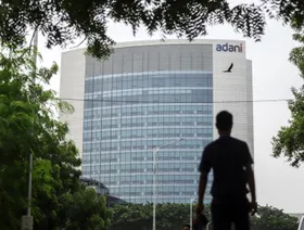 هبوط معظم أسهم \"أداني\" بعد تقارير عن تحقيق أميركي حول شحنات إيران