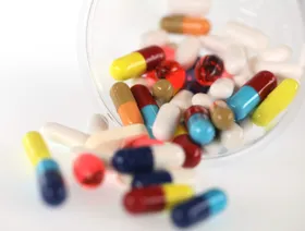 ترمب يفرض رسوماً بنسبة 100% على الأدوية المحمية ببراءات اختراع