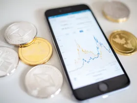 العملات المشفرة البديلة تتفوق على \"بتكوين\" وسط موجة مخاطرة