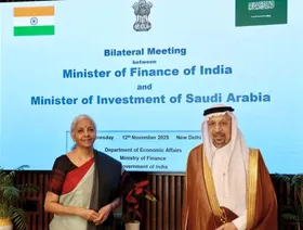 وزير الاستثمار السعودي خالد الفالح ووزيرة المالية والشؤون المؤسسية الهندية نيرمالا سيترامان في نيودلهي 12 نوفمبر 2025 - منصة "X"