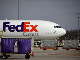 طائرة شحن تابعة لشركة "فيديكس" متوقفة على مدرج المطار في ممفيس، تينيسي، الولايات المتحدة - المصدر: بلومبرغ