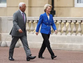 رئيسة المفوضية الأوروبية أورسولا فون دير لاين ورئيس المجلس الأوروبي أنطونيو كوستا - بلومبرغ