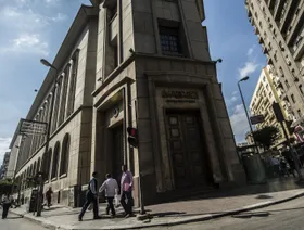 التحويلات والاستثمارات تعزز فائض الأصول الأجنبية في بنوك مصر