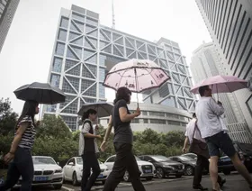 تحسّن المعنويات يدفع الأسواق الآسيوية والعقود الأميركية للصعود