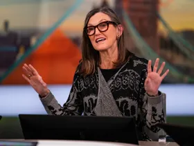 كاثي وود، الرئيسة التنفيذية لـ«آرك إنفستمنت مانجمنت»، خلال مقابلة مع تلفزيون بلومبرغ بتاريخ 28 يناير 2025 - بلومبرغ