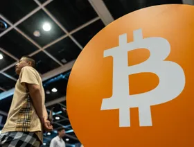 \"بتكوين\" تواجه صعوبة في استعادة الزخم بعد موجة انهيار تاريخية